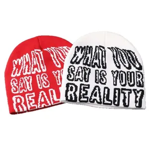 Gros plan détail de bonnet en tricot avec texte slogan tissé, bonnet chaud d'hiver.