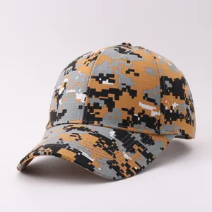 Detailaufnahme der digitalen Camouflage Baseballkappe mit Pixelmuster und gebogenem Schirm.