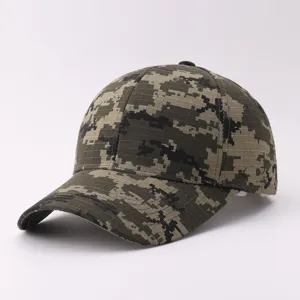 Detailaufnahme der digitalen Camouflage Baseballkappe mit gebogenem Schirm fuer Herren.
