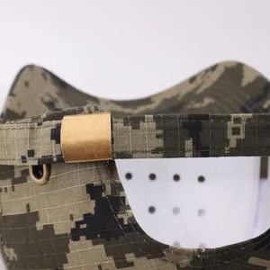 Nahaufnahme des Detailbereichs einer digitalen Camouflage Baseballkappe mit Metallschnalle.