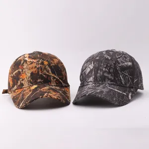 Detailansicht von zwei verschiedenen Outdoor Camouflage Baseballkappen im Detail.