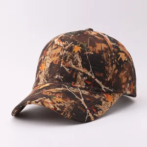 Detailansicht der Outdoor-Camouflage-Baseballkappe mit gebogenem Schirm und Herbstwald-Muster.