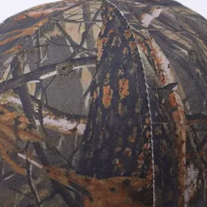 Detaillierte Nahaufnahme von Wald-Baumrinde-Tarnmuster Baseballcap Stoff und Nahttextur.