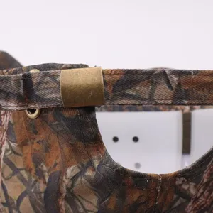 Nahaufnahme des verstellbaren Camouflage Baseballcap-Riemens mit robuster Metallschnalle.