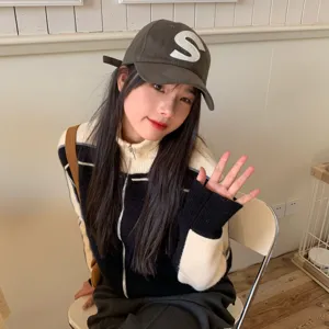 Korean style washed soft top baseball cap with letter S embroidery and knit sweater.