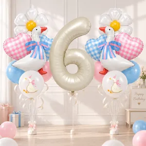 Dettaglio del set di pallonetti oca con numero 6, margherite e cuori a quadri per feste.