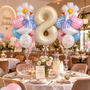 Incantevole scena di festa di compleanno con palloncini a tema oca, margherite e torta.
