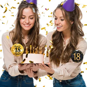 Vista dettagliata della spilla in latta nera e oro per la festa del 18° compleanno.