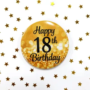 Vista ravvicinata del badge in latta nero e oro per il 18esimo compleanno con finitura glitterata.