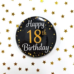 Dettaglio spilla in latta nera e oro per 18° compleanno con elegante design per feste.