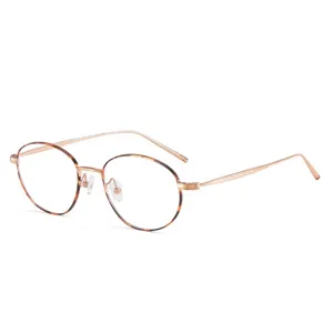 Nahaufnahme einer retro ovalen Brillenfassung mit Schildpatt-Front und goldenen Bügeln.