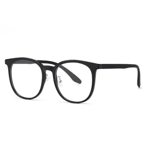 Primo piano di occhiali con montatura grande TR90 nera, occhiali anti luce blu eleganti.