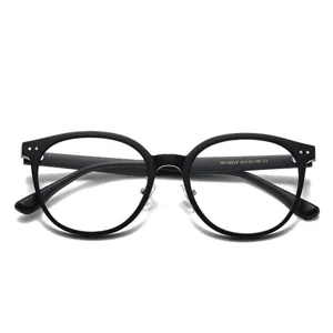 Nahaufnahme der schwarzen runden TR90 Brille, leichtes Design, klare Bügeldetails im Detail.