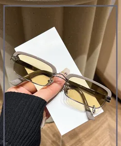 Nahaufnahme stilvoller quadratischer Browline Sonnenbrillen mit Metallrahmen und UV-Gläsern.