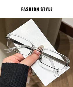 Modische quadratische Browline-Brille mit klaren Gestellen und Metallbügeln für Streetwear.