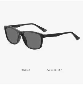Detailansicht der leichten schwarzen quadratischen Sonnenbrille, graue Gläser, Bügeldesign.