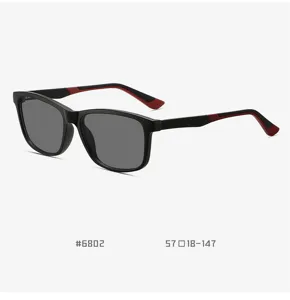 Detailansicht der leichten TR-Quadrat-Sonnenbrille mit schwarzem Rahmen und roten Bügeln.
