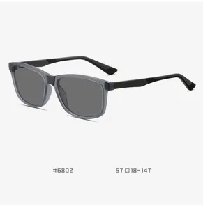 Detailansicht der leichten quadratischen TR-Sonnenbrille mit grauem Rahmen und Gläsern.