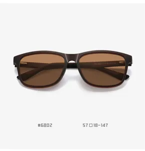 Detailaufnahme der braunen quadratischen polarisierten Sonnenbrille, ultraleichter TR-Rahmen.