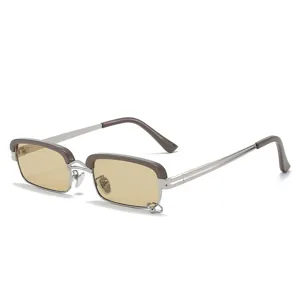 Schicke quadratische Browline Sonnenbrille mit gelben Gläsern und Metallring Anhänger Design.