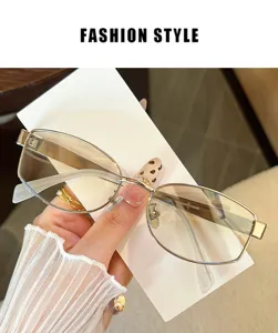 Primer plano de gafas de sol rectangulares de metal estilo Y2K vintage para mujeres chic