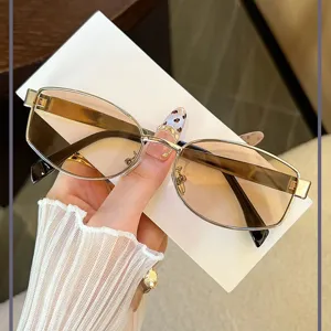 Moderne gafas de sol cuadradas de metal para mujer, estilo vintage old money con protección UV.