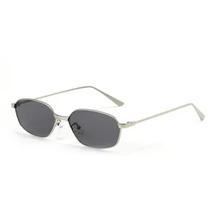 Vista dettagliata di occhiali da sole metallici poligonali alla moda con lenti scure sottili.