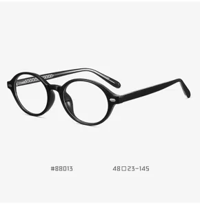 Detailansicht der runden TR90 Retro Brille, schwarzes ovales Korrektionsbrillengestell.