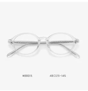 Detailansicht des transparenten TR90 Ovale Brillengestells, leichtes Design für Alltag.