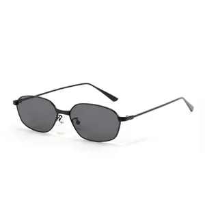 Dettaglio occhiali da sole poligono nero, stile retro fashion per look urbano e quotidiano.