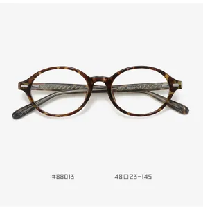 Nahaufnahme der Schildpatt ovalen TR90 Brille Fassung mit Metallkern am Brillenbug.