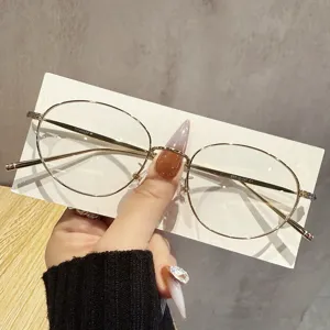Leichte ovale Titan-Brillengestelle für Damen, stilvolle Korrektionsbrille im Retro-Stil.