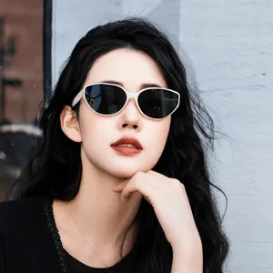 2025 new retro fashion UV protection sunglasses for women, chic white frame cat eye sun glasses.