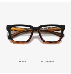Dettaglio montatura occhiali quadrata retro, design nero e tartaruga, stile elegante.
