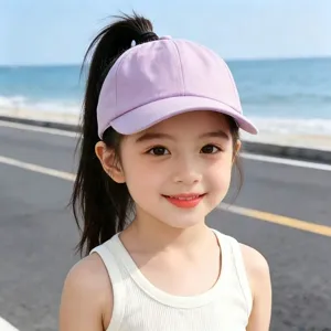 Gorra de béisbol morada para niños en detalle, ideal para deportes al aire libre en verano y ocio.