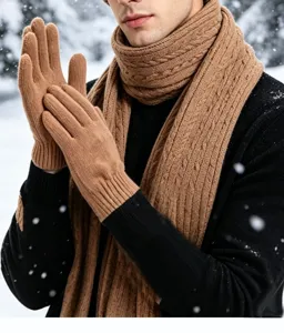 Gros plan sur un ensemble écharpe et gants en tricot marron confortable pour l'hiver.