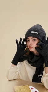 Dunkelgraues Strickmütze Schal Handschuhe 3er-Set, weich kuschelig winter warm Damen Detail.