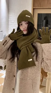 Winter Strick Set Mütze Schal und Handschuhe in gemütlichem Olivgrün für Damen warm.