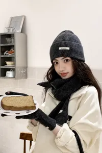 Damen dreiteiliges Winter Strickset mit kuscheliger Mütze, warmer Schal und weichen Handschuhen.