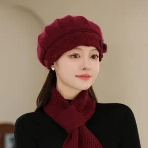 Vue détaillée du bonnet beret tricoté d'hiver chaud et de l'écharpe assortie pour femmes.