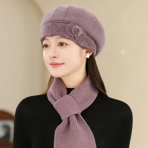Vue detaillee d'ensemble bonnet en tricot et echarpe chaude d'hiver pour femme en mauve.