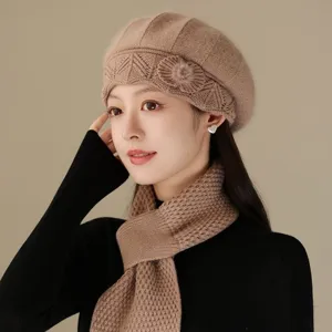 Vue détaillée de l'ensemble beret et écharpe en tricot chaud pour femme, texture douce.