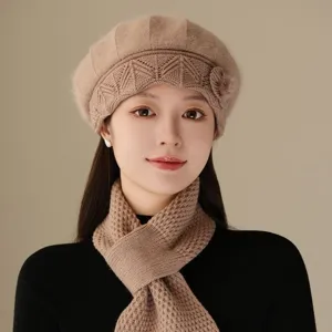 Gros plan detaille d'un bonnet beret en tricot doux et son echarpe assortie couleur kaki.