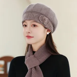 Gros plan détaillé d'un béret en tricot gris doublé de polaire avec écharpe assortie.