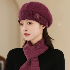 Gros plan détail de l'ensemble beret et écharpe tricoté chaud femme hiver violet doux.