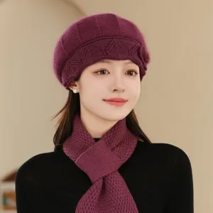 Ensemble beret et echarpe en tricot chaud pour femme, couvre-chef douillet et confortable.