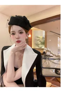 Elegante boina negra de lana con delicado velo de malla, toma detallada de estilo retro chic.