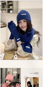 Gemütliches Winter Strickset mit warmer Mütze, kuscheligem Schal und weichen Handschuhen.