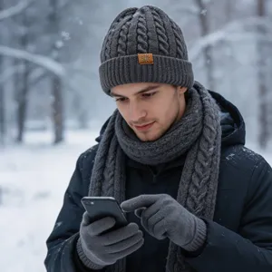 Ensemble d'hiver homme en tricot avec bonnet écharpe et gants tactiles gris foncé élégant.