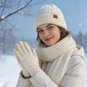 Ensemble bonnet écharpe et gants tricotés d'hiver pour femme, set chaud et douillet.